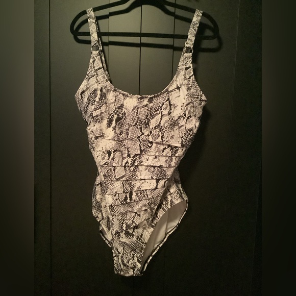 NWOT Calvin Klein One piece Swimsuit 18 - Picture 2 of 7